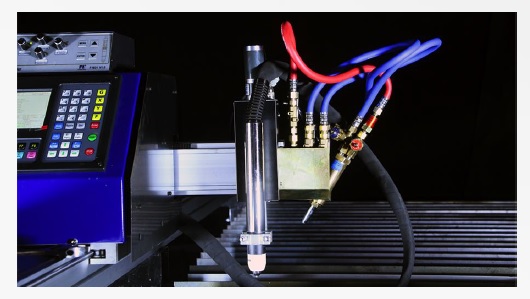 Plasmapolttimen nostin sinisessä CNC-leikkauskoneessa