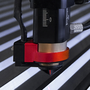 Nova Elite 14 laserin integroitu automaattitarkennus takaa tarkan työstöjäljen.